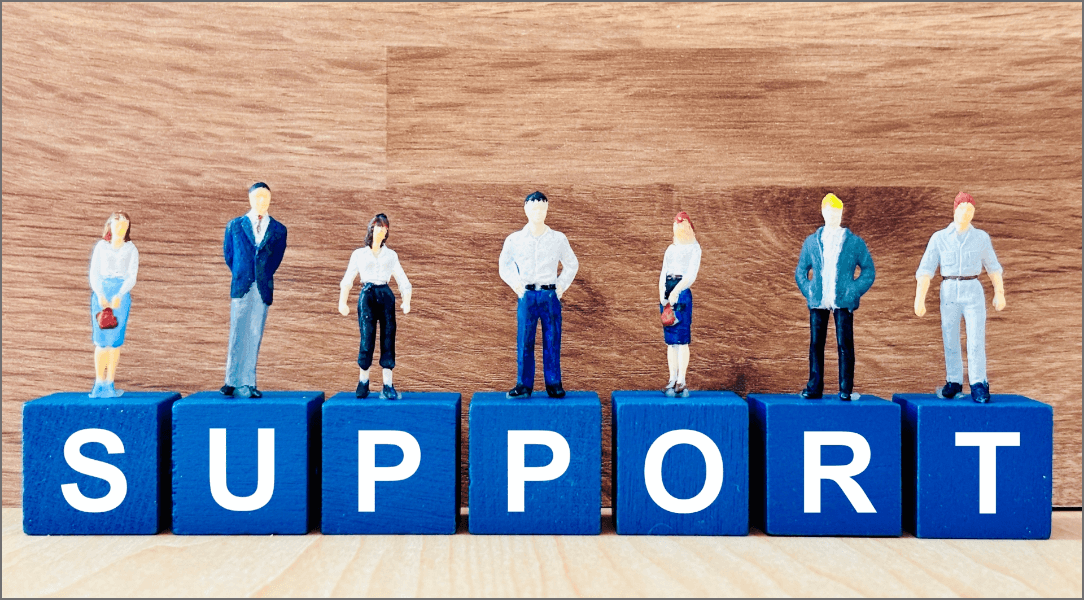 SUPPORTを書かれたブロックの上に人形が乗っている