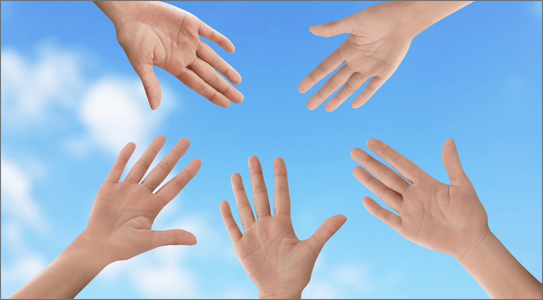 5人が左手を空にかざしている