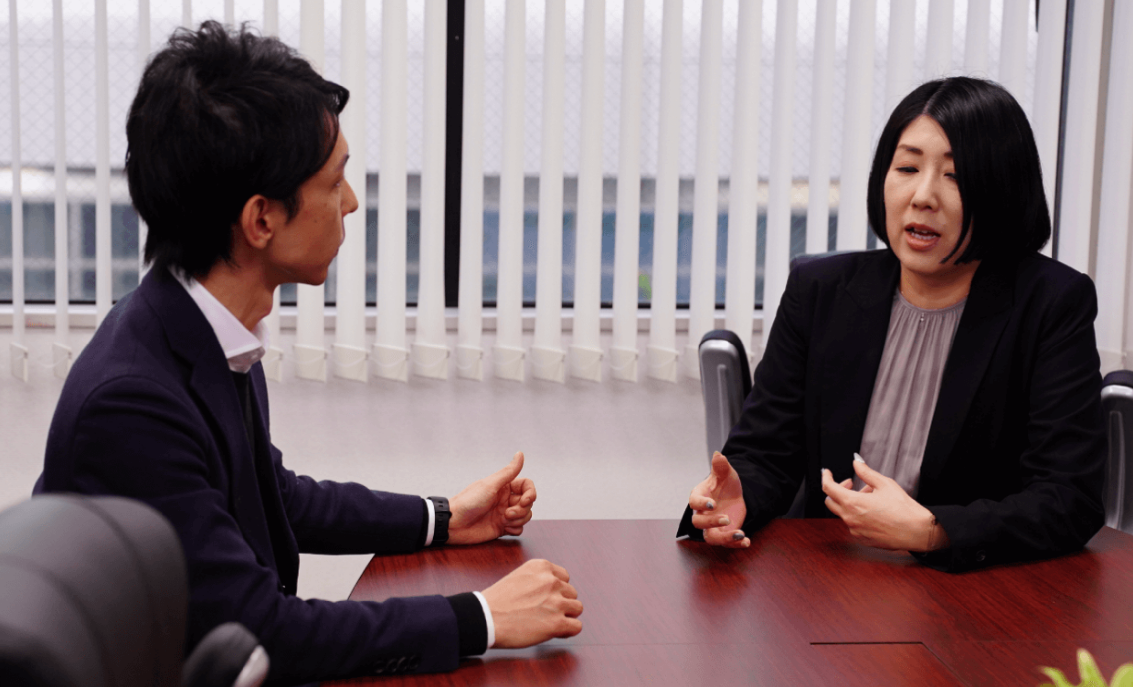 浅井昌美とインタビューする男性