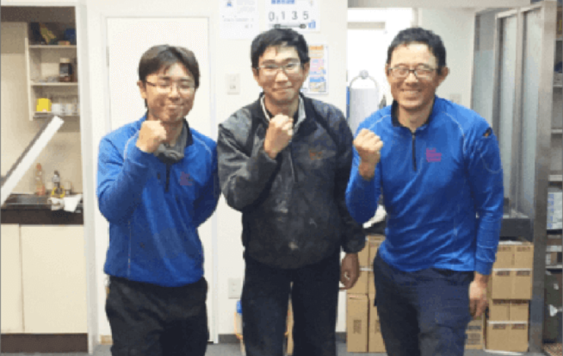 3人の男性が笑顔でガッツポーズ